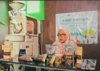Endang Purwaningsih bersama suaminya membangun kedai kopi bernama Warkop Wow. Tangkapan layar YouTube MTVL
