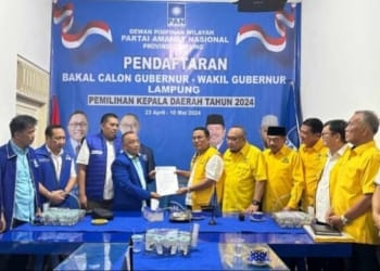 Bakal calon gubernur Lampung, Hanan A Rozak saat mengembalikan berkas persyaratan di DPW PAN Lampung. Dok