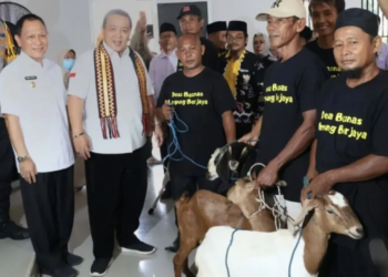 Gubernur Lampung Arinal Djunaidi saat memberikan bantuan ternak bagi pelaksanaan program Desa Baznas Lampung. Dok/Humas Pemprov Lampung