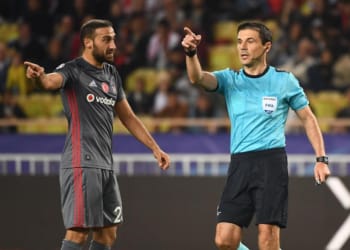 Wasit sepak bola saat memimpin pertandingan