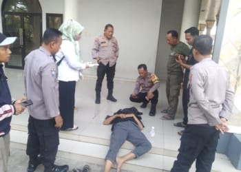 Warga menemukan pria tak bernyawa di pelataran Masjid Islamic Center Pesawaran. Lampost.co/Putra Pancasila Sakti