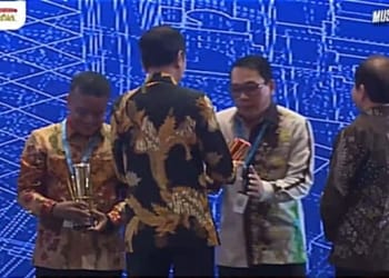 Presiden Joko Widodo saat memberikan penghargaan kepada Wali Kota Metro, Wahdi Sirajuddin. Foto: Istimewa