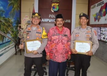 Ketua DPRD Lampung Tengah Sumarsono saat memberikan penghargaan kepada Kapolres Lampung Tengah AKBP Andik Purnomo Sigit dan Aiptu Supriyanto. Lampost.co/Raeza Handanny Agustira