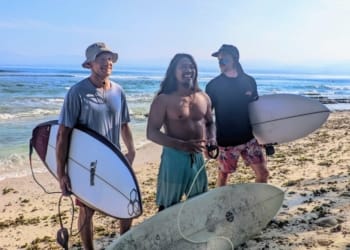 Warga Krui Pesisir Barat bersama para turis saat akan melakukan surfing di pantai setempat.