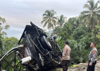 Evakuasi bus study tour Madrasah Ibtidaiyah Negeri (MIN) Pesisir Barat yang mengalami kecelakaan di Jalan Lintas Barat (Jalinbar) Pekon Sedayu. Dok/Polres Tanggamus