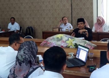 Anggota DPRD Lampung Tengah, Cecep Jamani saat rapat membahas pajak PAD bersama pegawai Bapenda setempat. Lampost.co/Raeza Handanny Agustira