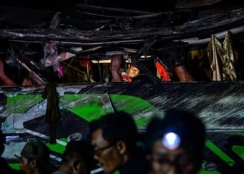 Petugas kepolisian mengevakuasi korban kecelakaan bus pariwisata di Desa Palasari, Kecamatan Ciater, Kabupaten Subang, Jawa Barat, Sabtu (11/5/2024). ANTARA FOTO/Raisan Al Farisi