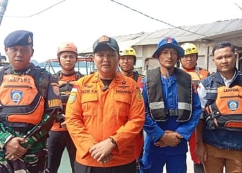 Tim SAR gabungan saat menyatakan menghentikan pencarian terhadap korban terjatuh dari KMP Reinna di Bakauheni Lampung Selatan.