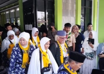 Pemberangkatan calon haji dari Kabupaten Subang, Jawa Barat, Senin (20/5/2024)(MI/Reza Sunarya)