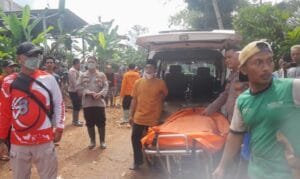 Petugas Evakuasi 2 Mayat Korban Longsor di Talang Sumberjaya 3 Datarlebuay