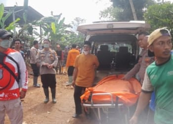 evakuasi korban longsor tanggamus