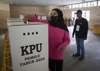 Ilustrasi: warga yang merupakan penyintas bencana alam gempabumi dan likuifaksi memasukkan surat suara ke kotak suara(MI/Taufan SP Bustan)