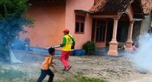 Kelurahan Seputih Jaya Gencarkan Fogging Cegah Lonjakan DBD