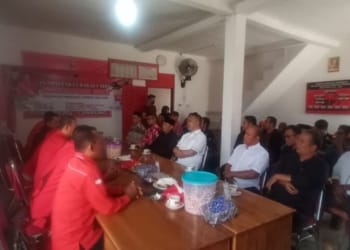 Eks Wabup Pringsewu Serahkan Berkas Penjaringan bakal Cabup di Kantor PDIP