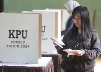 Warga berjalan menuju bilik suara saat Pemungutan Suara Ulang (PSU) di Tempat Pemungutan Suara (TPS) 4, Sekarpuro, Malang, Jatim.(ANTARA/ARI BOWO SUCIPTO)