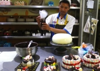 Iustrasi juru masak membuat kue. Dampak pemadaman listrik juga turut dirasakan para perajin kue. Dok/Antara