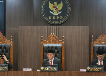 Ketua DKPP Heddy Lugito (tengah) didampingi anggota DKPP J Kristiadi (kiri), anggota DKPP I Dewa Kade Wiarsa(MI / Usman Iskandar)