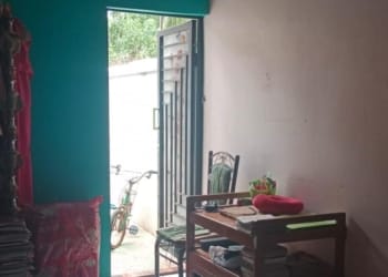Pintu belakang rumah yang menjadi jalur masuk pencuri.