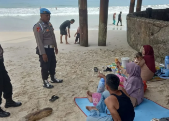 Personel kepolisian polres Pesisir Barat saat melakukan patroli ke sejumlah objek wisata saat liburan Iduladha 1445 H. Dok/Humas Polres Pesisir Barat
