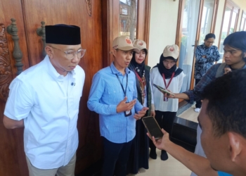 Ketua DPD Gerindra Lampung Rahmat Mirzani Djausal saat rumahnya di coklit oleh petugas. (Foto: Lampost.co/Asrul)