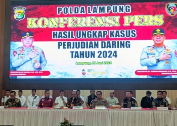 Polda Lampung menyampaikan hasil ungkap kasus judi online, Jumat, 28 Juni 2024. (Foto: Lampost.co/Umar Rabbani)