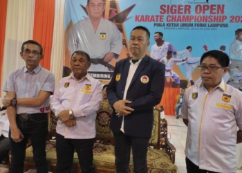 Ketua FORKI Lampung, Taren Sembiring, usai membuka kejuaraan daerah Siger Open Karate Championship Piala Ketua Umum FORKI Lampung 2024 di GOR Sumpah Pemuda, PKOR Way Halim, Sabtu, 29 Juni 2024. Dok