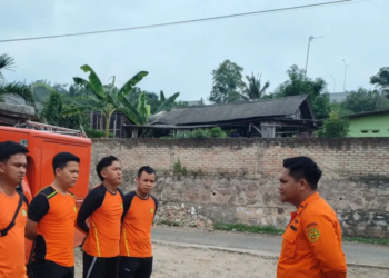 Personel Basarnas Pos SAR Bakauheni saat akan melakukan pencarian terhadap korban tenggelam di Pantai Rio Kalianda Lampung Selatan. Dok/Antara