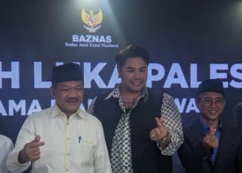 Desainer Ivan Gunawan di Kantor Baznas Pusat, Matraman, Jakarta, Senin (3/6/2024). ANTARA/Abdu Faisal