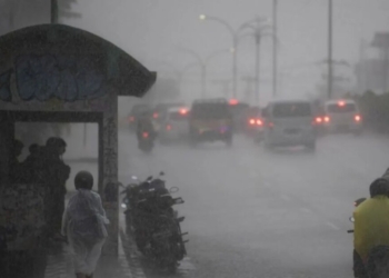 Menjaga kesehatan saat musim hujan. BMKG, cuaca ekstrem. Sejumlah pengendara menembus hujan saat melintas di jalan Jenderal Sudirman Palembang, Sumatera Selatan. Dok/Antara