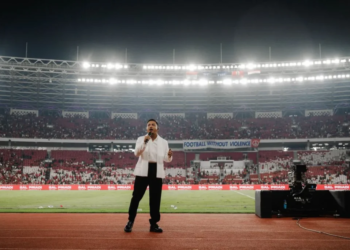 Penyanyi Indonesia Sal Priadi saat tampil di SUGBK dalam pertandingan sepak bola Timnas Indonesia melawan Irak pada Kamis (6/6/2024) lalu. (ANTARA/HO-Hafiyyan Faza)