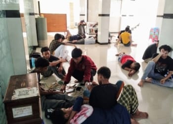 Sejumlah warga mengecas perangkat elektronik di Masjid Ad-Du'a di tengah listrik yang padam sejak kemarin. Lampost.co/Effran