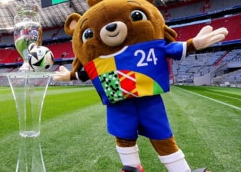 Maskot Euro 2024 (Piala Eropa) bersanding dengan piala dan bola resmi di salah satu stadion di Jerman. Foto: Instagram Euro 2024