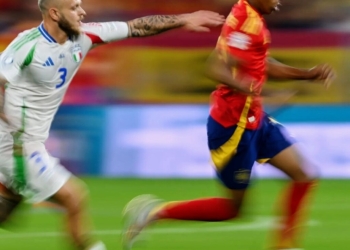 Pemain Timnas Spanyol dan Italia berlari mengejar bola dalam laga lanjutan fase grup Euro (Piala Eropa) 2024, Jumat dini hari, 21 Juni 2024. Pertandingan dimenangkan Spanyol dengan 1-0 lewat gol bunuh diri pemain Italia, Calafiori. Foto: Instagram Euro 2024