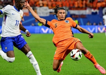 Perebutan bola pemain Timnas Prancis Dembele dan Ake dari skuad Belanda dalam pertandingan kedua grup D Euro (Piala Eropa) 2024, Sabtu dini hari, 22 Juni 2024. Foto: Instagram Euro 2024