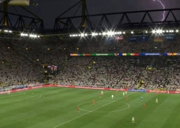 Suasana pertandingan 16 besar Euro 2024 antara Jerman vs Denmark yang harus wasit hentikan. Foto: Instagram