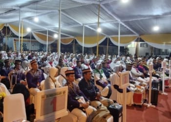 Ratusan Jemaah Calon Haji (JCH) Asal Kabupaten Tanggamus diberangkatkan. Lampost.co/Rusdi
