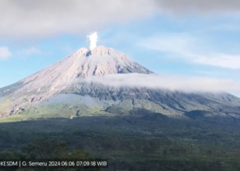 Gunung Semeru kembali erupsi disertai muntahan abu vulkanik pada Kamis, 6 Juni 2024, pagi. Dok/PVMBG