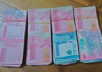 Barang bukti uang hasil pencurian pelaku di rumah korban. Dok/Polsek Bangunrejo