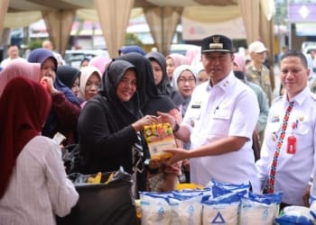 Jelang Hari Raya Iduladha 1445 H, Pemkab Lambar berkerja sama Bulog menggelar Gerakan Pasar Murah di Taman Kota Liwa, Selasa, 11 Juni 2024. Lampost.co/Eliyah