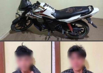 Dua pemuda terlibat kasus jambret bersama barang bukti diamankan di kantor polisi. Dok/Polsek Gunungagung