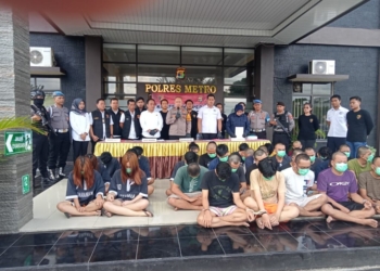 Wakapolres Metro, Kompol Sigiet Aji Vambayun saat memimpin konferensi pers judi online. Lampost.co/Bambang Pamungkas