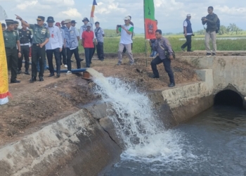 Danrem 043/ Gatam, Brigjend TNI Riskal Hidayatullah menyaksikan progres program irigasi pompanisasi. Lampost.co/Fajar Nofitra