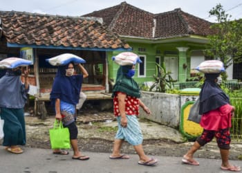 Ibu-ibu menerima bantuan sosial beras dari pemerintah. Dok Antara