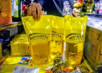 Pedagang menunjukan minyak goreng rakyat MinyaKita yang mulai langka dipasaran di Pasar Mampang, Jakarta. ANTARA FOTO/Indrianto Eko Suwarso