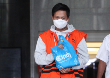 Mantan Ketua Tim Pemeriksa dari BPK David Patasaung berjalan keluar usai menjalani pemeriksaan di Gedung Merah Putih(MI / Susanto)