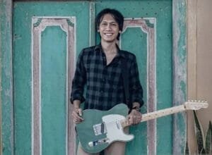 Eross Sheila On 7 Lelang Gitar Kesayangan untuk Didonasikan ke Palestina