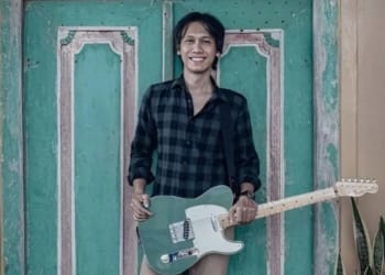 Eross Candra melelang gitar pribadinya untuk Palestina.