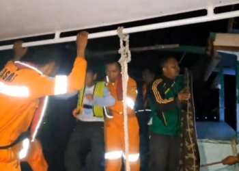 Tim Basarnas mengevakuasi 13 orang yang terombang-ambing di Perairan Rebu karena kapal mereka mati mesin.(MI/Rendy)