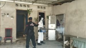 Brimob Lampung Fogging Lingkungan Desa Marga Agung