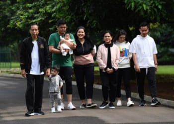 Presiden Joko Widodo bersama keluarga di Istana Bogor, Jawa Barat. Foto--Antara/Wahyu Putro